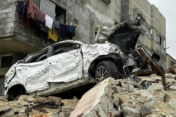 السيارات المدمرة والمحترقة في غزة تتحول إلى مكبات عشوائية للنفايات - سبوتنيك عربي