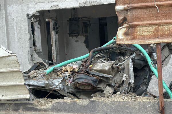 السيارات المدمرة والمحترقة في غزة تتحول إلى مكبات عشوائية للنفايات - سبوتنيك عربي