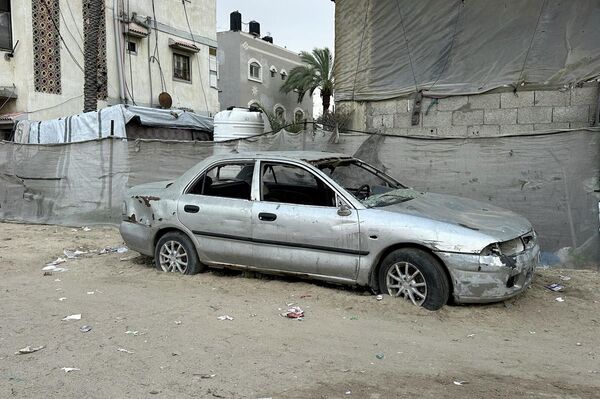 السيارات المدمرة والمحترقة في غزة تتحول إلى مكبات عشوائية للنفايات - سبوتنيك عربي