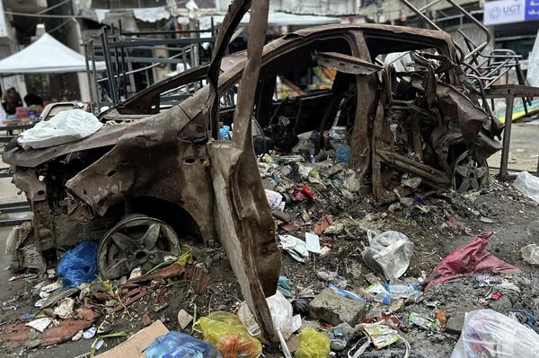 السيارات المدمرة والمحترقة في غزة تتحول إلى مكبات عشوائية للنفايات - سبوتنيك عربي