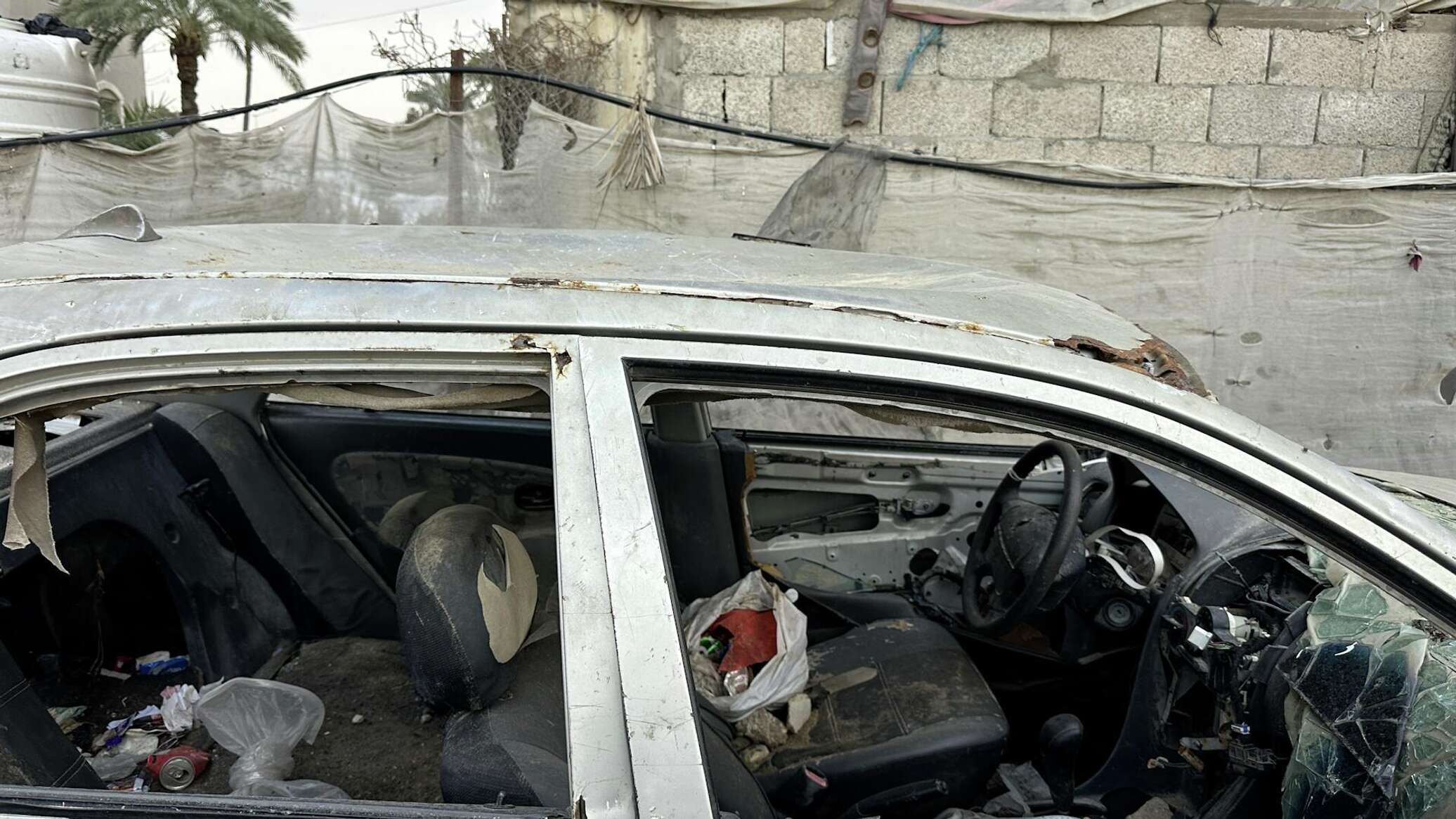 السيارات المدمرة والمحترقة في غزة تتحول إلى مكبات عشوائية للنفايات.. صور