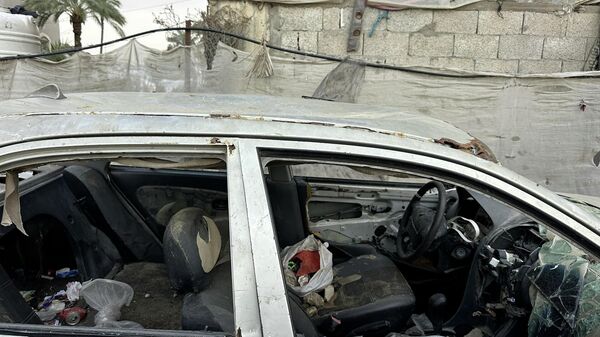 السيارات المدمرة والمحترقة في غزة تتحول إلى مكبات عشوائية للنفايات - سبوتنيك عربي