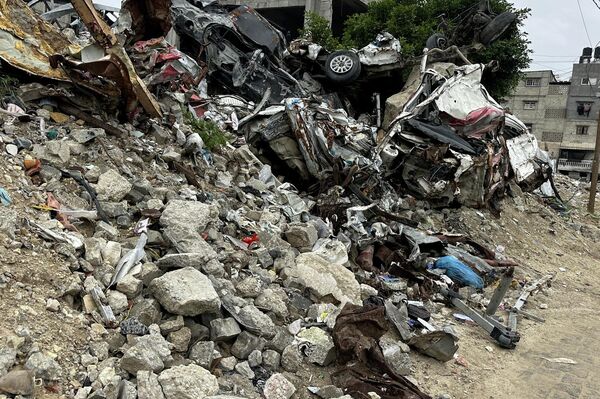 السيارات المدمرة والمحترقة في غزة تتحول إلى مكبات عشوائية للنفايات - سبوتنيك عربي