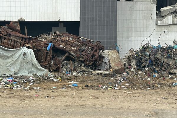 السيارات المدمرة والمحترقة في غزة تتحول إلى مكبات عشوائية للنفايات - سبوتنيك عربي