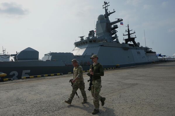 أفراد من القوات الروسية يمرون بجانب الفرقاطة الروسية "آر إف إس غرومكي" خلال زيارة لميناء تانجونغ بريوك في جاكرتا، إندونيسيا. - سبوتنيك عربي