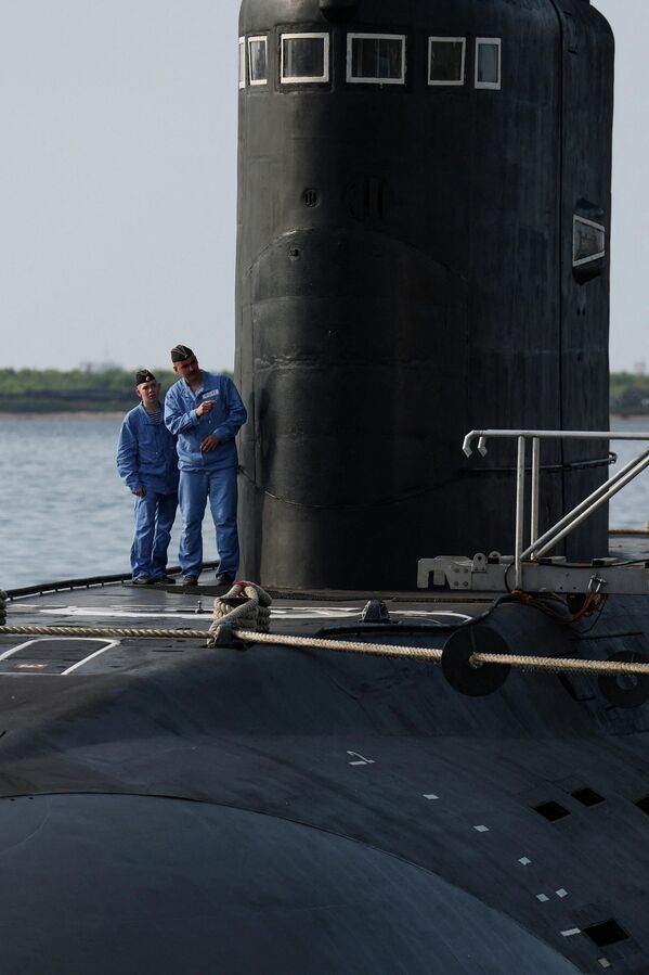 أفراد من البحرية الروسية يمرون بجانب الفرقاطة الروسية "آر إف إس غرومكي". - سبوتنيك عربي