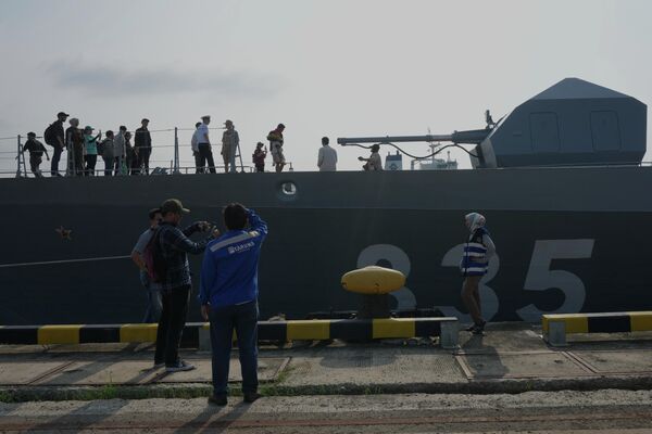 زوار يقفون على سطح الفرقاطة "آر إف إس غرومكي" التابعة للبحرية الروسية. - سبوتنيك عربي