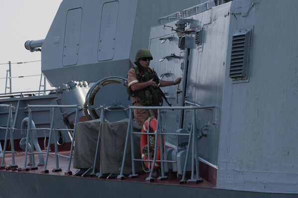 يقوم أحد أفراد الطاقم الروسي بحراسة سطح السفينة الحربية الروسية "آر إف إس غرومكي". - سبوتنيك عربي