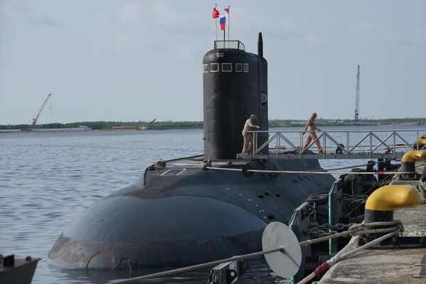 يسير أفراد من القوات الروسية على الممر المؤدي إلى الغواصة الروسية "آر إف إس بتروبافلوسفك-كامتشاتسكي". - سبوتنيك عربي