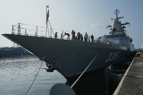 يقف الزوار على سطح السفينة الحربية الروسية "آر إف إس غرومكي" التي تقوم حاليا بزيارة لميناء تانجونغ بريوك في جاكرتا، إندونيسيا. - سبوتنيك عربي