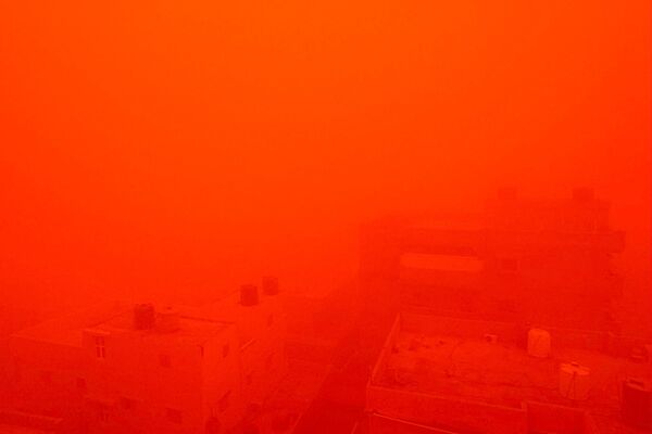 عاصفة ترابية كثيفة تشل الحياة شرقي ليبيا وتعطل الدراسة في مدينة طبرق وضواحيها - سبوتنيك عربي