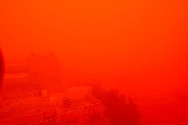 عاصفة ترابية كثيفة تشل الحياة شرقي ليبيا وتعطل الدراسة في مدينة طبرق وضواحيها - سبوتنيك عربي