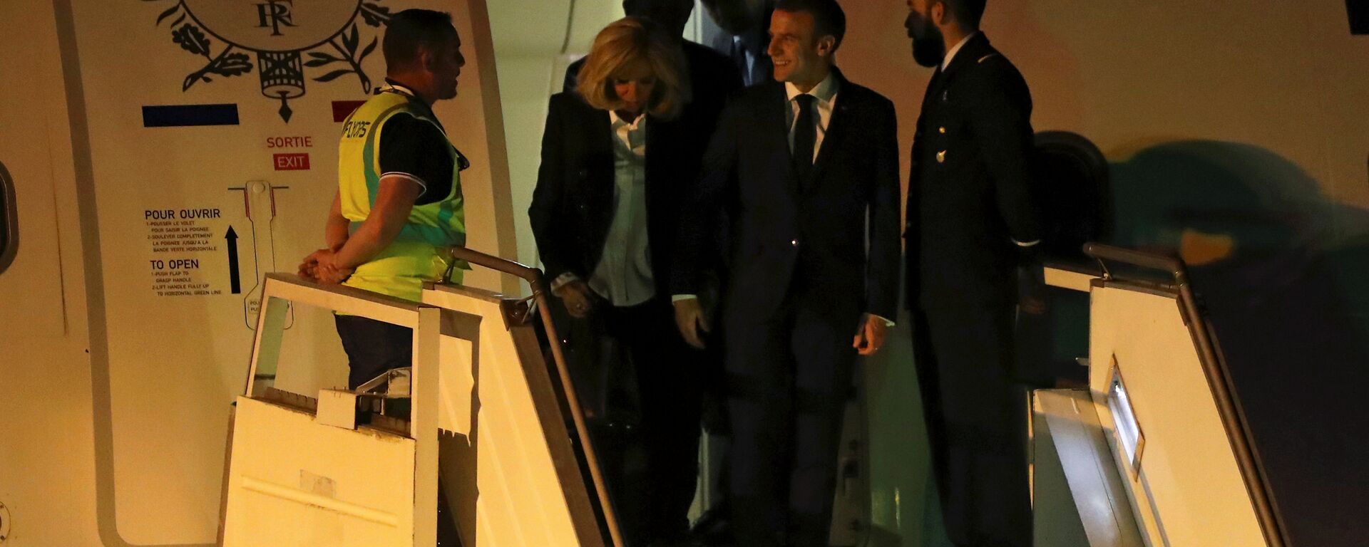 French President Emmanuel Macron and his wife Brigitte Macron arrive at Ministro Pistarini International Airport for the G20 leaders summit in Buenos Aires, Argentina November 28, 2018 - سبوتنيك عربي, 1920, 01.04.2026