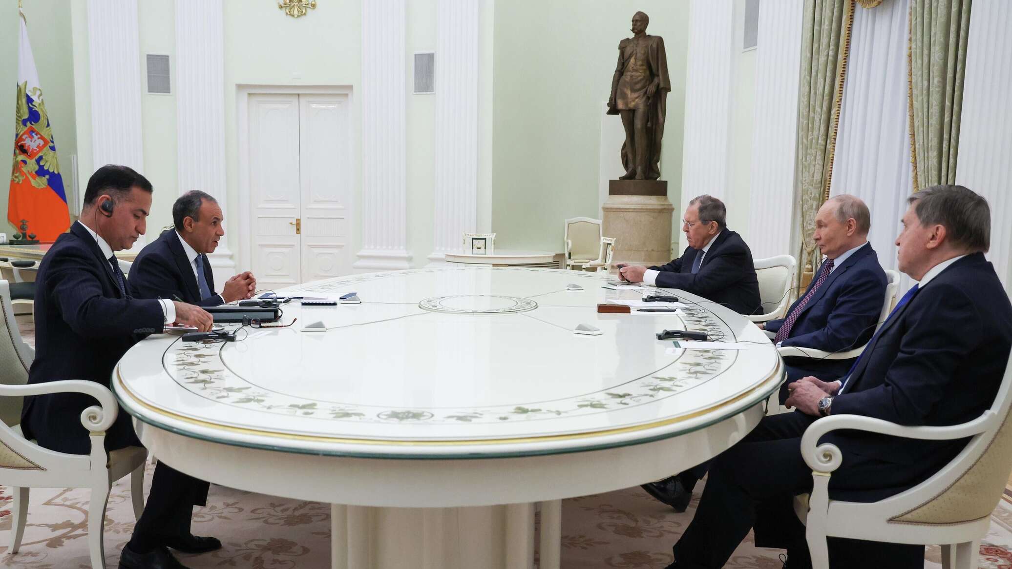 وزير الخارجية المصري يسلم بوتين رسالة من السيسي