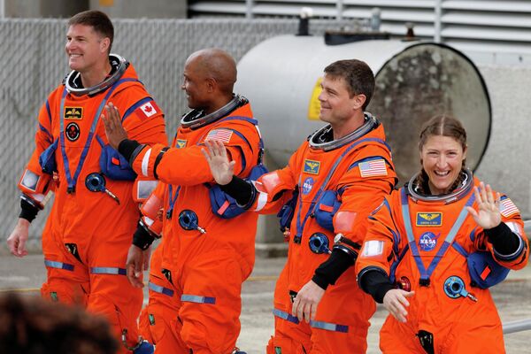 طاقم مهمة إطلاق "أرتميس 2"، المتجهة إلى القمر، رواد فضاء "ناسا" (ريد وايزمان، فيكتور غلوفر، كريستينا كوتش، ورائد فضاء وكالة الفضاء الكندية جيريمي هانسن)، يحيّون الناس قبل صعودهم إلى مركبة رواد الفضاء المتجهة إلى منصة الإطلاق. - سبوتنيك عربي