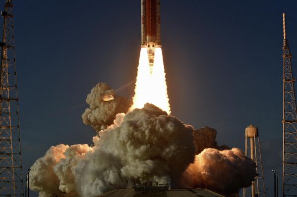 صورة ليلية لصاروخ "أرتميس 2" وهو يتجه نحو القمر. - سبوتنيك عربي