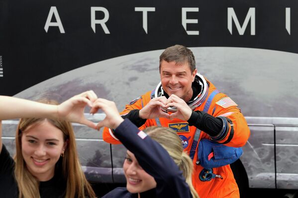 صورة تجمع قائد الرحلة، ريد وايزمان مع أفراد عائلته بعد مغادرته مبنى العمليات والفحص متوجهاً إلى منصة الإطلاق. - سبوتنيك عربي