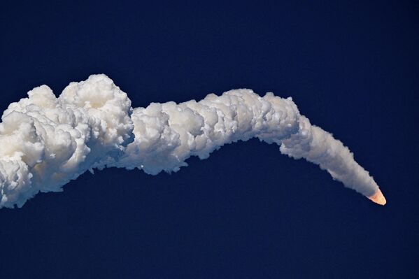 صورة تظهر سحابة طويلة من دخان غازات الاحتراق ترسم خطا شبه مستقيم أثناء توجه صاروخ "أرتميس 2" إلى القمر. - سبوتنيك عربي