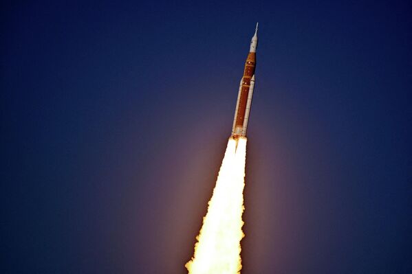 صورة ليلية تظهر صاروخ "أرتميس 2" التابعة لوكالة "ناسا"، وهو يتجه في مهمة لاستكشاف القمر. - سبوتنيك عربي