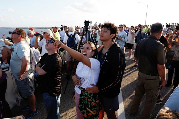 حشود تتابع باهتمام بالغ وقائع إطلاق صاروخ الجيل القادم للقمر، صاروخ نظام الإطلاق الفضائي (SLS) وكبسولة أوريون المأهولة، ضمن مهمة "أرتميس 2 " من مركز "كينيدي". - سبوتنيك عربي