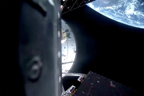 كبسولة أوريون التابعة لمهمة "أرتميس 2" تغادر الأرض متجهة نحو القمر، بعد إطلاقها من مركز كينيدي للفضاء في كيب كانافيرال، فلوريدا. - سبوتنيك عربي