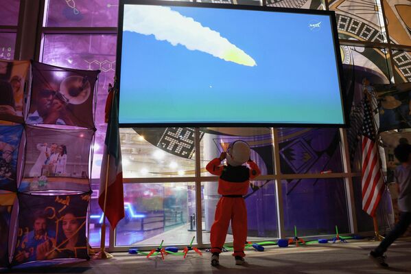 برونو، مرتديا زي رائد فضاء، يبدي حماسا بالغا وهو يشاهد البث المباشر لإطلاق مهمة "أرتميس2"  خلال فعالية نظمتها القنصلية الأمريكية العامة في المكسيك، في متحف لا رودادورا في مدينة سيوداد خواريز، المكسيك،  - سبوتنيك عربي