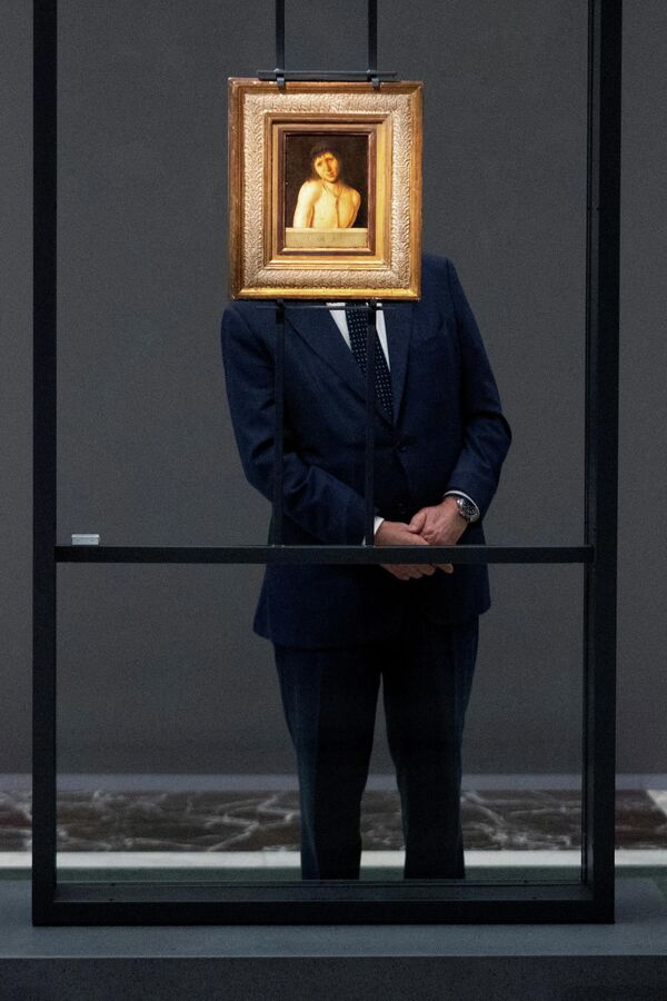 رئيس مجلس الشيوخ الإيطالي إغنازيو لا روسا، ينظر إلى صورة القديس جيروم التائب، المرسومة على ظهر لوحة "إكّه هومو" للفنان أنتونيلو دا ميسينا، المعروضة في قاعة "مينيرفا" بعد اقتنائها في الآونة الأخيرة من قبل الدولة الإيطالية وقبل عرضها الدائم في المتحف الوطني "لابروتسو في لاكويلا"، روما، إيطاليا، 26 مارس/ آذار 2026 - سبوتنيك عربي