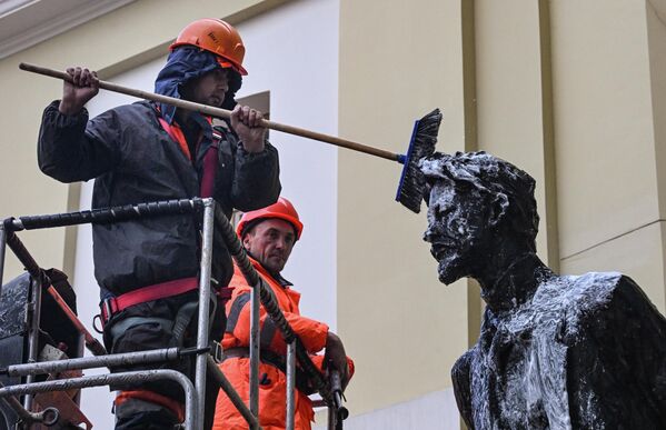 عمال ينظفون النصب التذكاري للأديب الروسي أنطون تشيخوف، بعد انتهاء فصل الشتاء، وذلك في شارع "كاميرجيسكي" بالعاصمة الروسية موسكو - سبوتنيك عربي