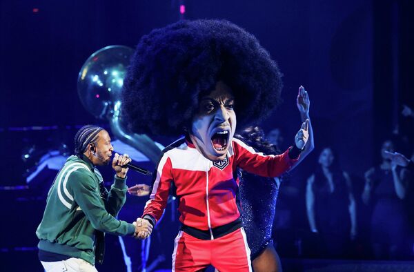 يؤدي لوداسريزعرضه في حفل توزيع جوائز "هيرت راديو" لعام 2026 في مسرح "دولبي" في لوس أنجلوس، كاليفورنيا، الولايات المتحدة، في 26 مارس 2026 - سبوتنيك عربي