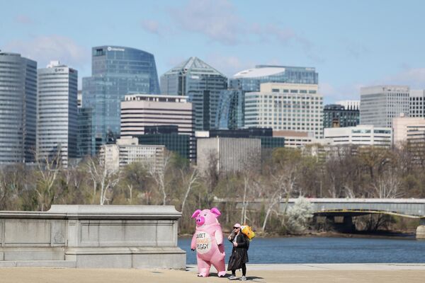 متظاهرون من احتجاجات "لا ملوك" في واشنطن، السبت، 28 مارس، 2026 - سبوتنيك عربي