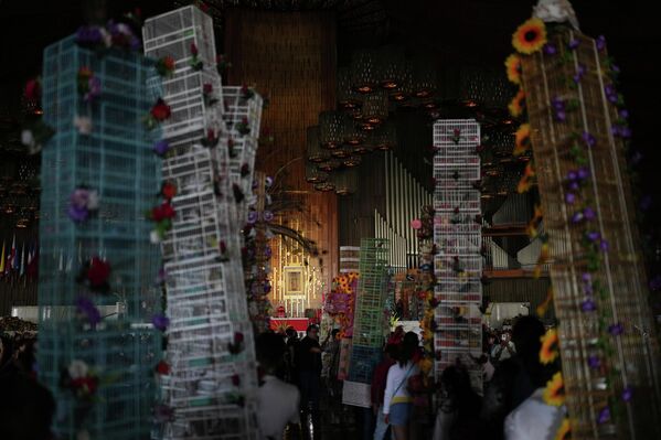 بائعو الطيور يدخلون حاملين أقفاص الطيور المزينة إلى كاتدرائية غوادالوبي خلال رحلتهم السنوية في مدينة مكسيكو. - سبوتنيك عربي