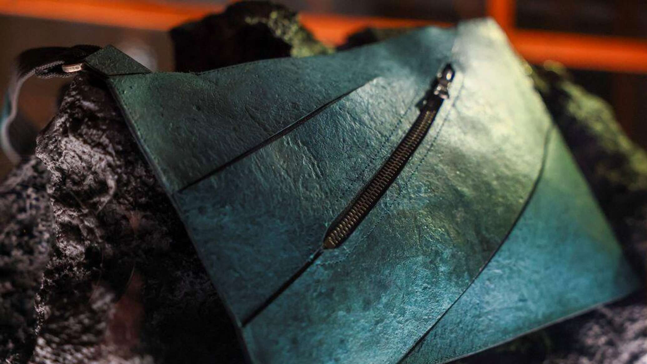 لأول مرة.. ابتكار حقيبة يد من كولاجين الديناصورات