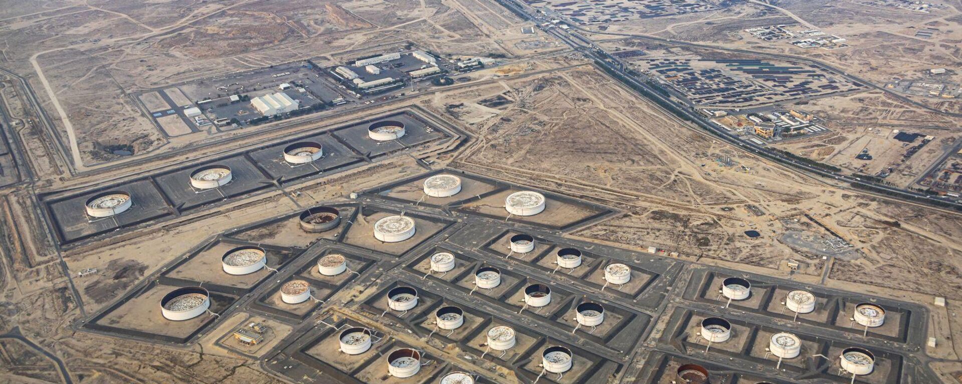 صورة جوية لمستودعات النفط الخام في الأحمدي، الكويت، 11 ديسمبر/ كانون الأول 2023 - سبوتنيك عربي, 1920, 03.04.2026