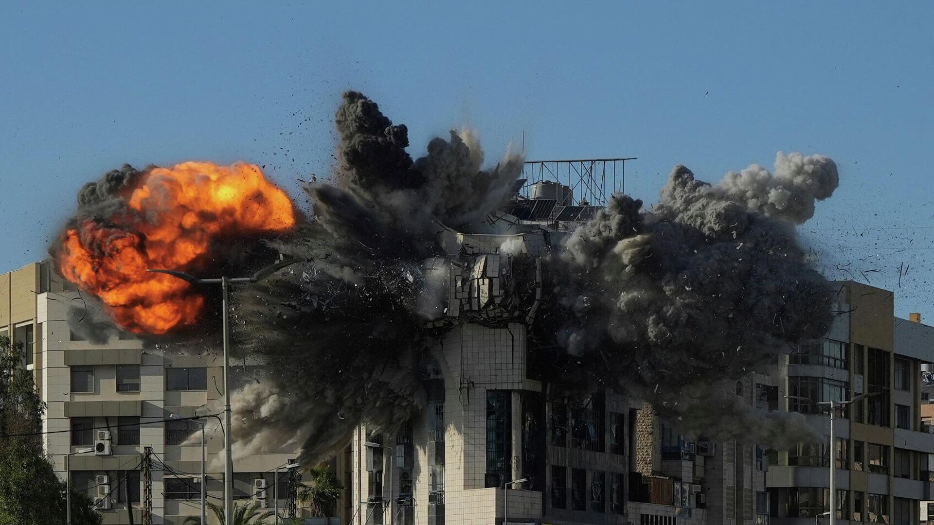وقوع انفجار في مبنى عقب غارة إسرائيلية، وسط تصاعد الأعمال العدائية بين إسرائيل وحزب الله اللبناني في بيروت، لبنان، 31 مارس/ آذار 2026 - سبوتنيك عربي, 1920, 04.04.2026