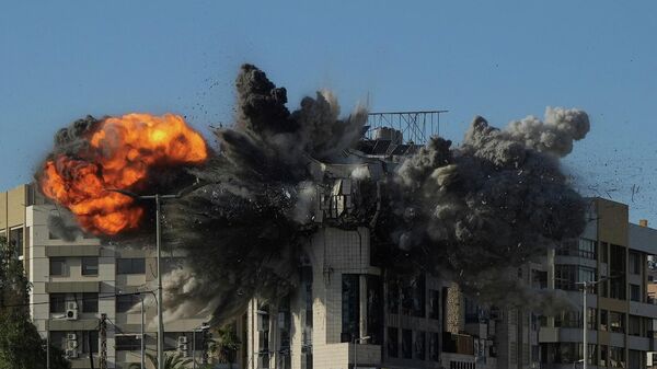 وقوع انفجار في مبنى عقب غارة إسرائيلية، وسط تصاعد الأعمال العدائية بين إسرائيل وحزب الله اللبناني في بيروت، لبنان، 31 مارس/ آذار 2026 - سبوتنيك عربي