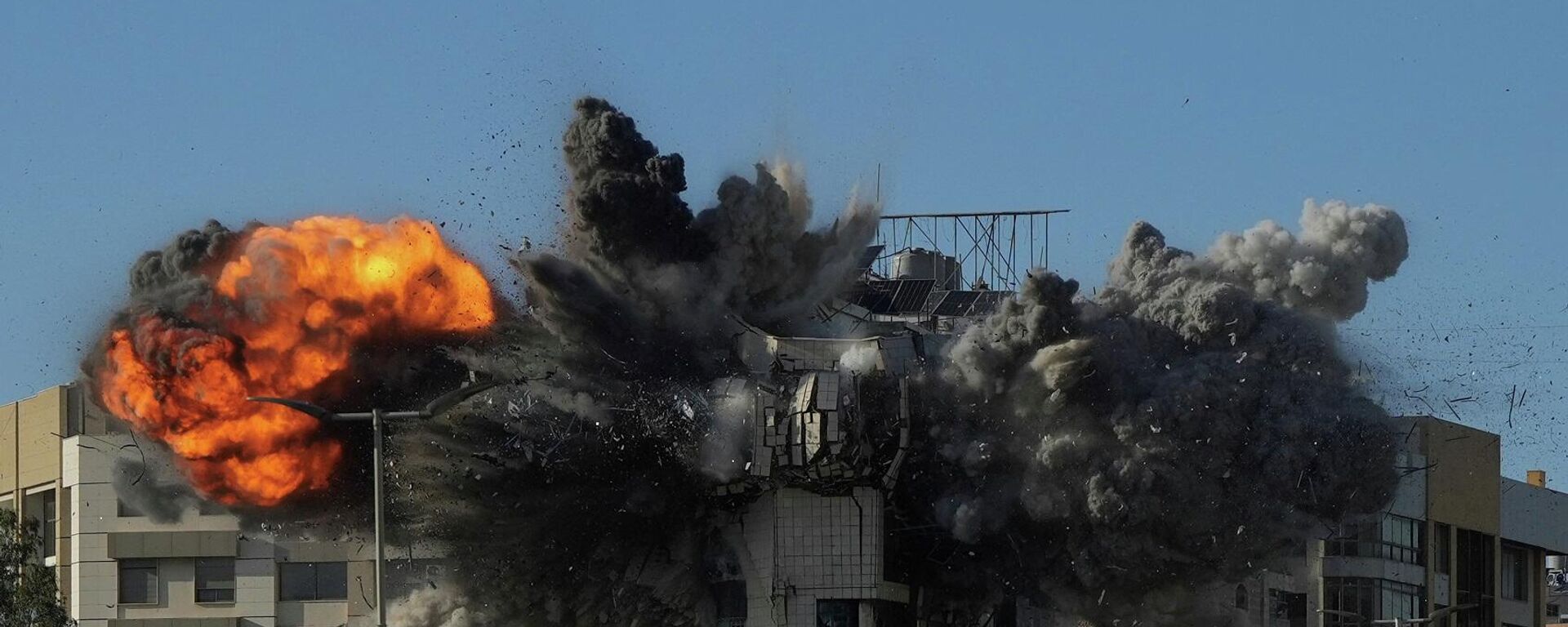 وقوع انفجار في مبنى عقب غارة إسرائيلية، وسط تصاعد الأعمال العدائية بين إسرائيل وحزب الله اللبناني في بيروت، لبنان، 31 مارس/ آذار 2026 - سبوتنيك عربي, 1920, 04.04.2026