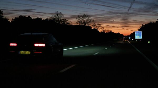 سيارة تسير في المساء - سبوتنيك عربي