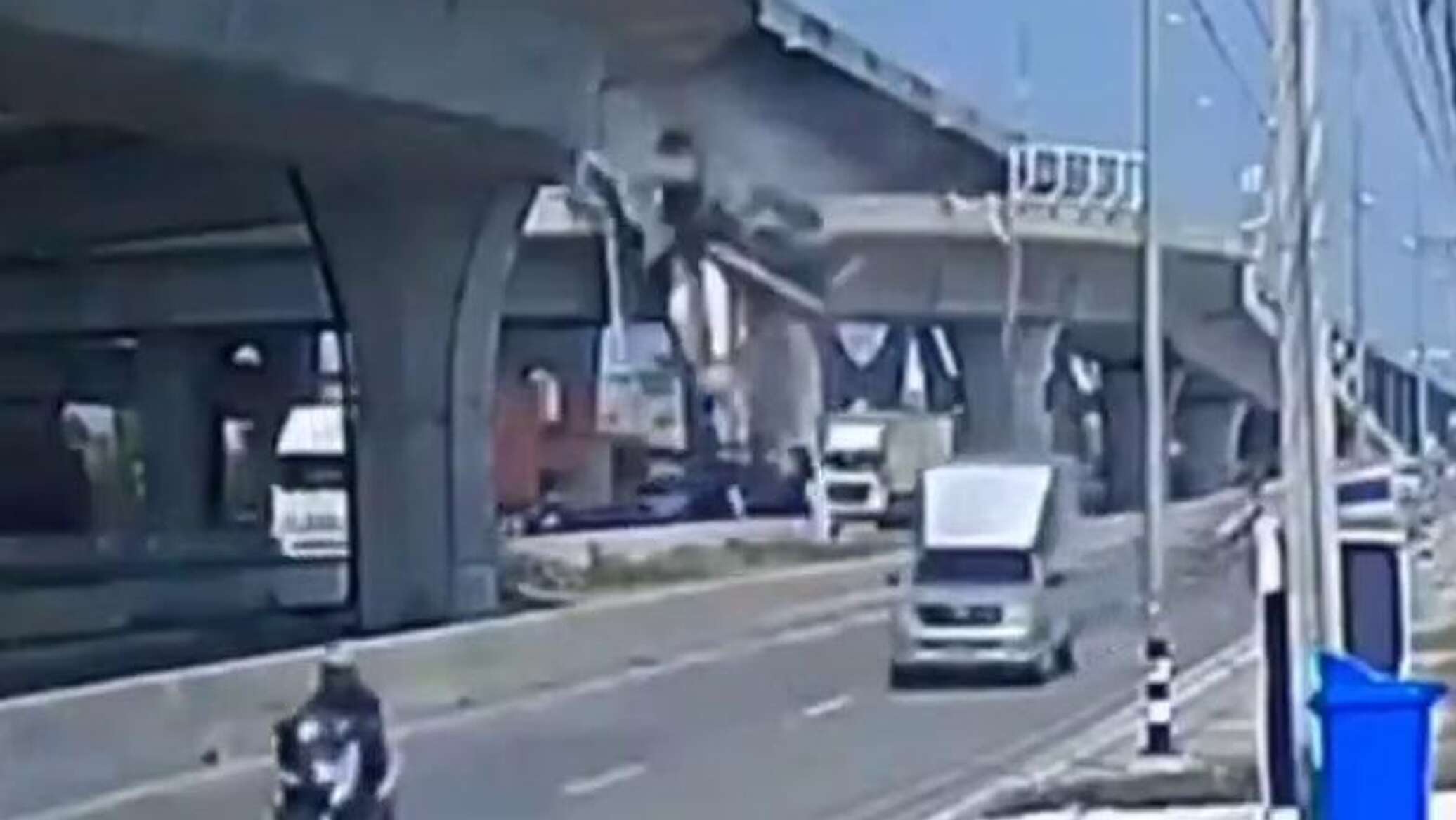 حادث مروع في تايلاند... شاحنة إسمنت تسقط من جسر.. فيديو