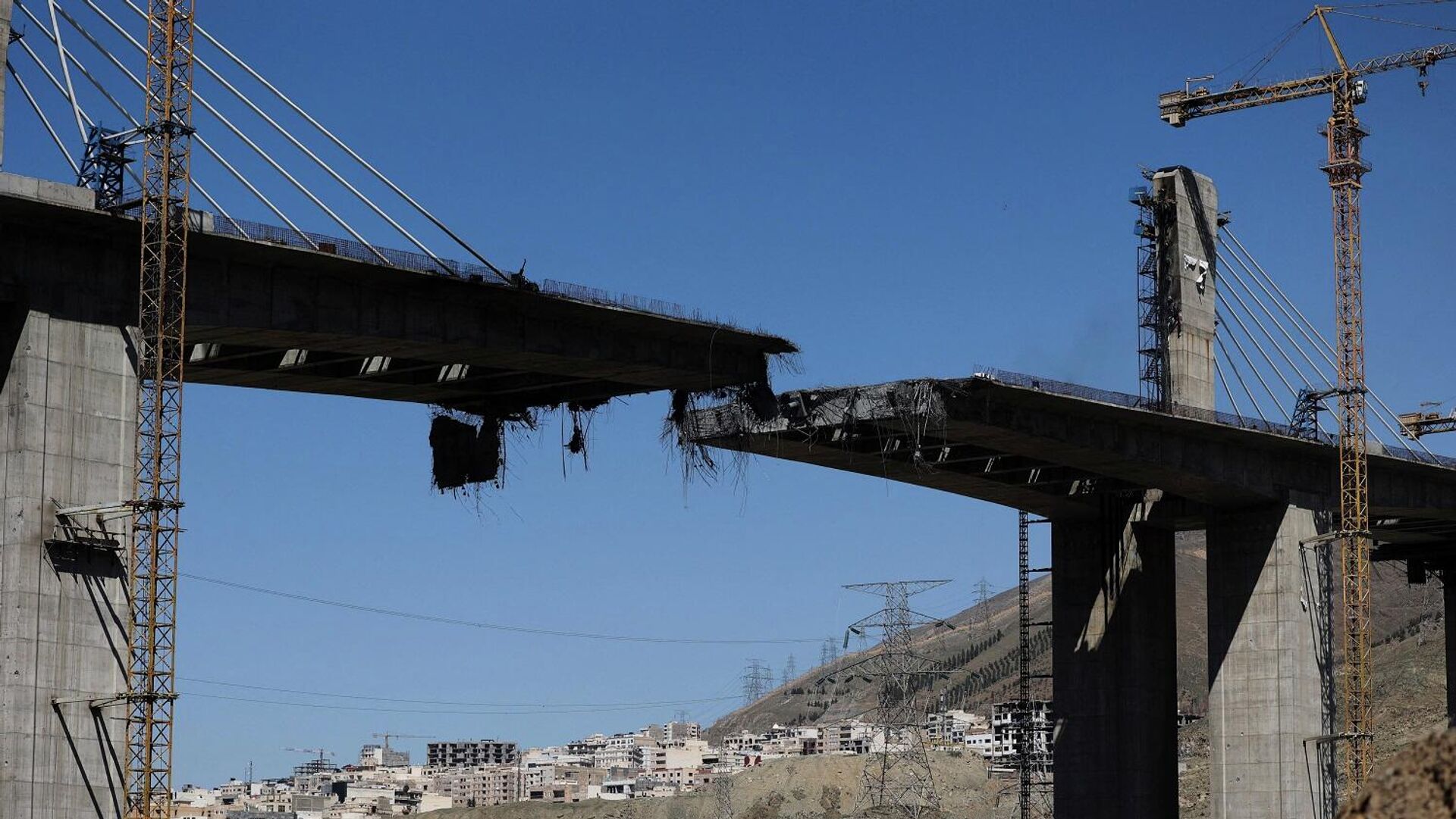 جسر بي 1 المتضرر جراء غارة جوية، في ظل استمرار الصراع الأمريكي الإسرائيلي مع إيران، في كرج، إيران، 3 نيسان/ أبريل 2026 - سبوتنيك عربي, 1920, 04.04.2026