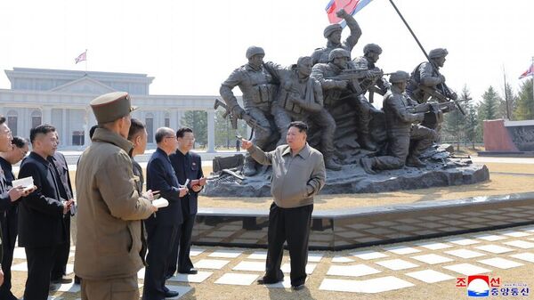 Северокорейский лидер Ким Чен Ын на месте  строительства Мемориального музея боевых подвигов в зарубежной военной операции - سبوتنيك عربي