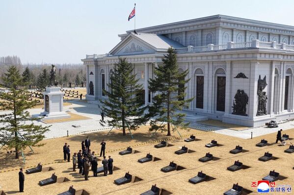 لقطة عامة تظهر كيم جونغ أون برفقة عدد من المسؤولين، في ساحة المتحف، أثناء إعلانه إقامة مراسم دفن رسمية لرفات الجنود الشهداء في منتصف أبريل/نيسان الحالي بالتزامن مع ذكرى انتهاء عملية تحرير منطقة كورسك. - سبوتنيك عربي