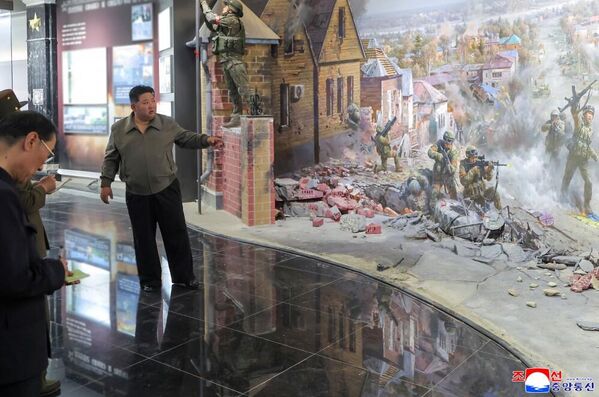  كيم جونغ أون يقف أمام لوحة جدارية كبيرة تجسد البطولات التي قدمها جنود بلاده في ساحات المعارك. - سبوتنيك عربي