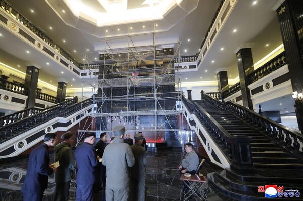 كيم جونغ أون يستمع إلى المسؤولين حول سير العمليات النهائية لافتتاح المتحف. - سبوتنيك عربي