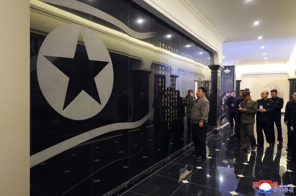 كيم جونغ أون يتجول بين أقسام المتحف ويطلع على المرحلة النهائية قبيل افتتاح المتحف أمام الزوار.  - سبوتنيك عربي