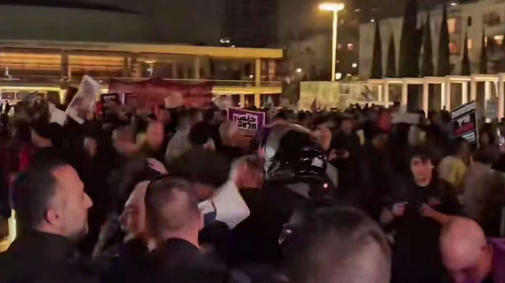 برلماني عربي سابق بالكنيست: تظاهرات عارمة في إسرائيل ضد حرب إيران وقمع شرطي شديد