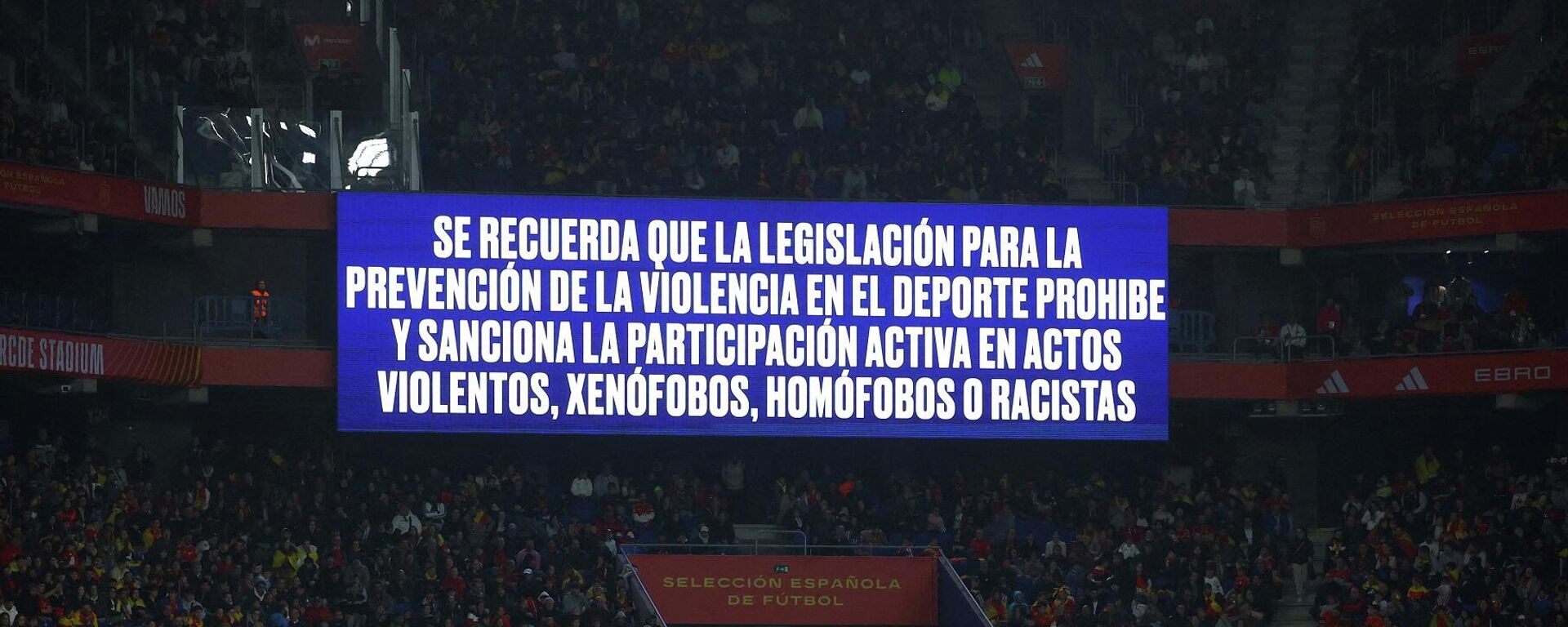 شاشة تعرض رسالة مناهضة للتمييز داخل ملعب آر إس دي إي في برشلونة، خلال مباراة ودية دولية بين مصر وإسبانيا، 31 مارس/ آذار 2026 - سبوتنيك عربي, 1920, 05.04.2026