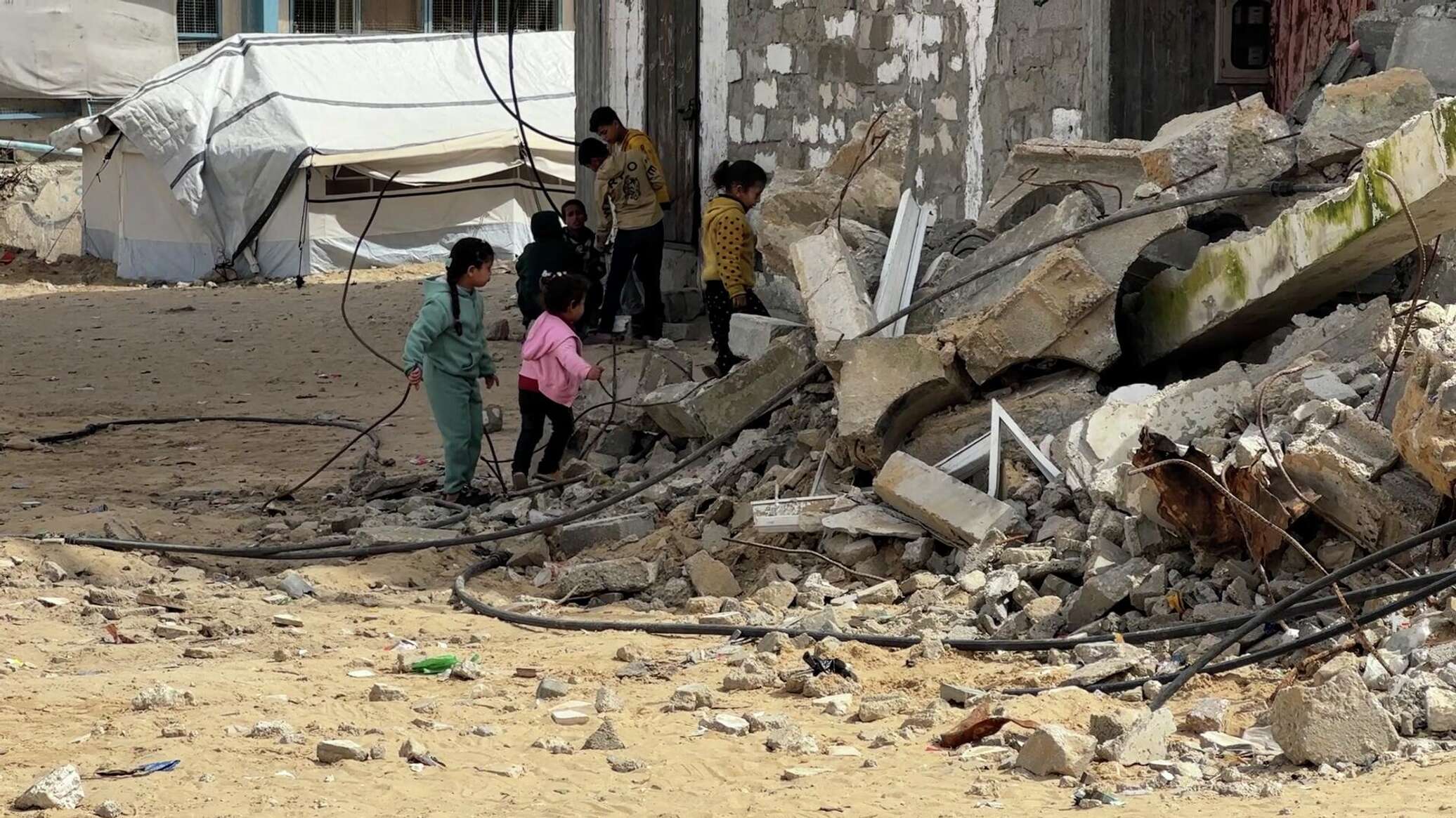 يوم الطفل الفلسطيني ... واقع إنساني صعب وأحلام بسيطة بالتعليم وحياة بلا مشقة