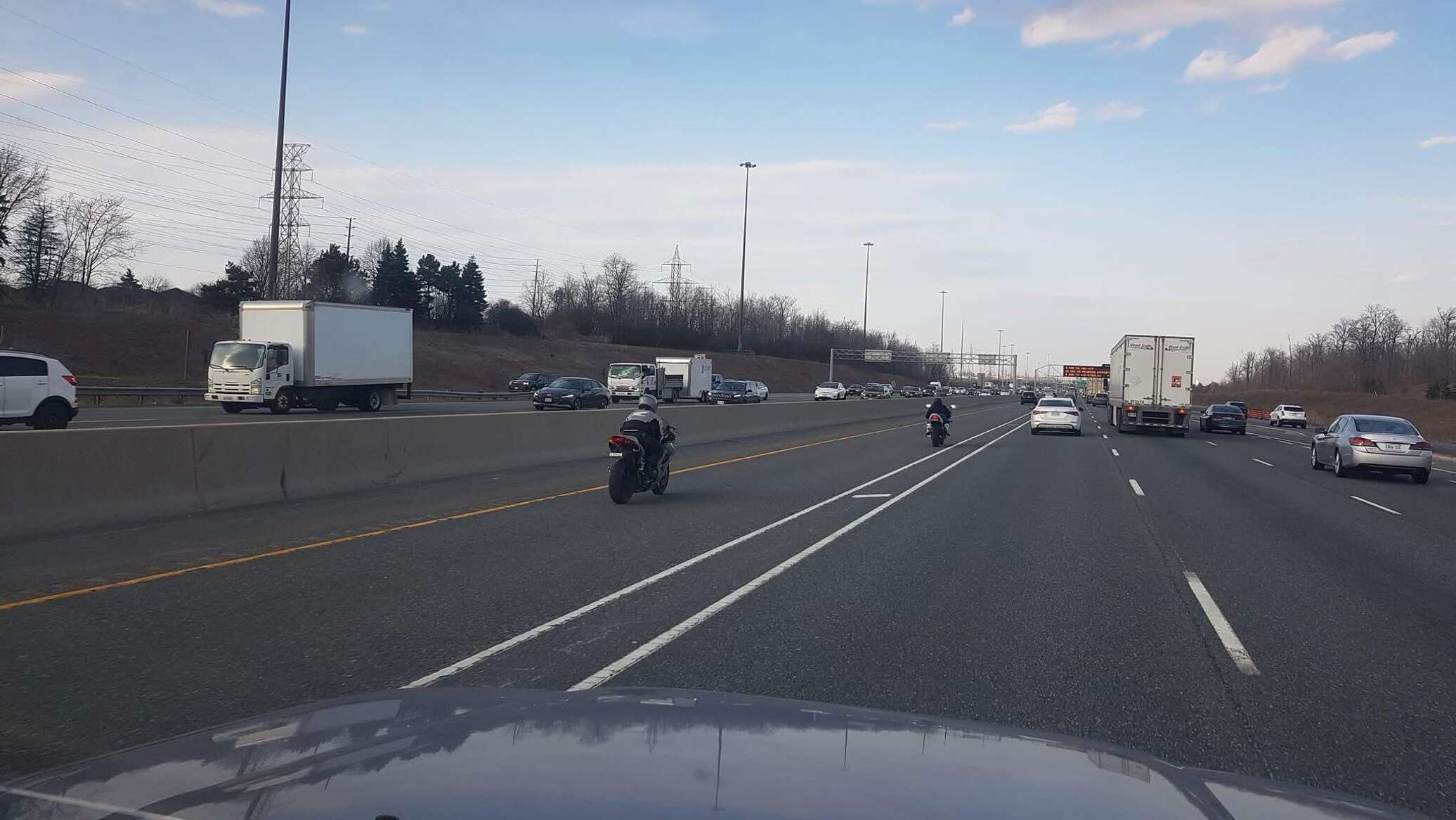 دراجة نارية تنحرف عن الطريق بسرعة فائقة وتنفجر قرب طلاب في تكساس... فيديو