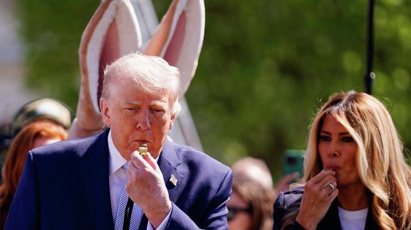 Президент США Дональд Трамп и первая леди Мелания Трамп свистят в свистки во время традиционного катания пасхальных яиц в Белом доме в Вашингтоне, США - سبوتنيك عربي