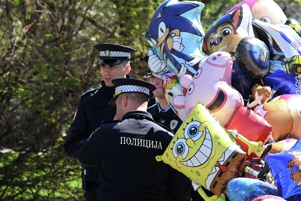 ضباط شرطة يقفون أمام قصر الجمهورية، وبجانبهم تظهر مجسمات لألعاب كرتونية شهيرة، وذلك  قبل اجتماع دونالد ترامب الابن مع ممثلي سلطات جمهورية صربسكا، في البوسنة. - سبوتنيك عربي